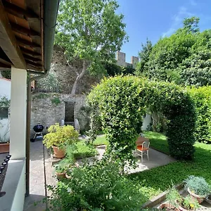 San Niccolo Walls Garden Apartment